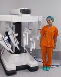 Carla Prados Bodega beside a Da Vinci surgical robot at Hospital Gregorio Marañón